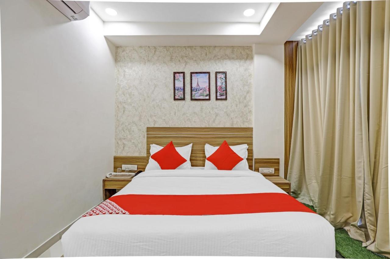 Oyo Flagship 86605 Hotel The Meriton Ahmedabad Esterno foto