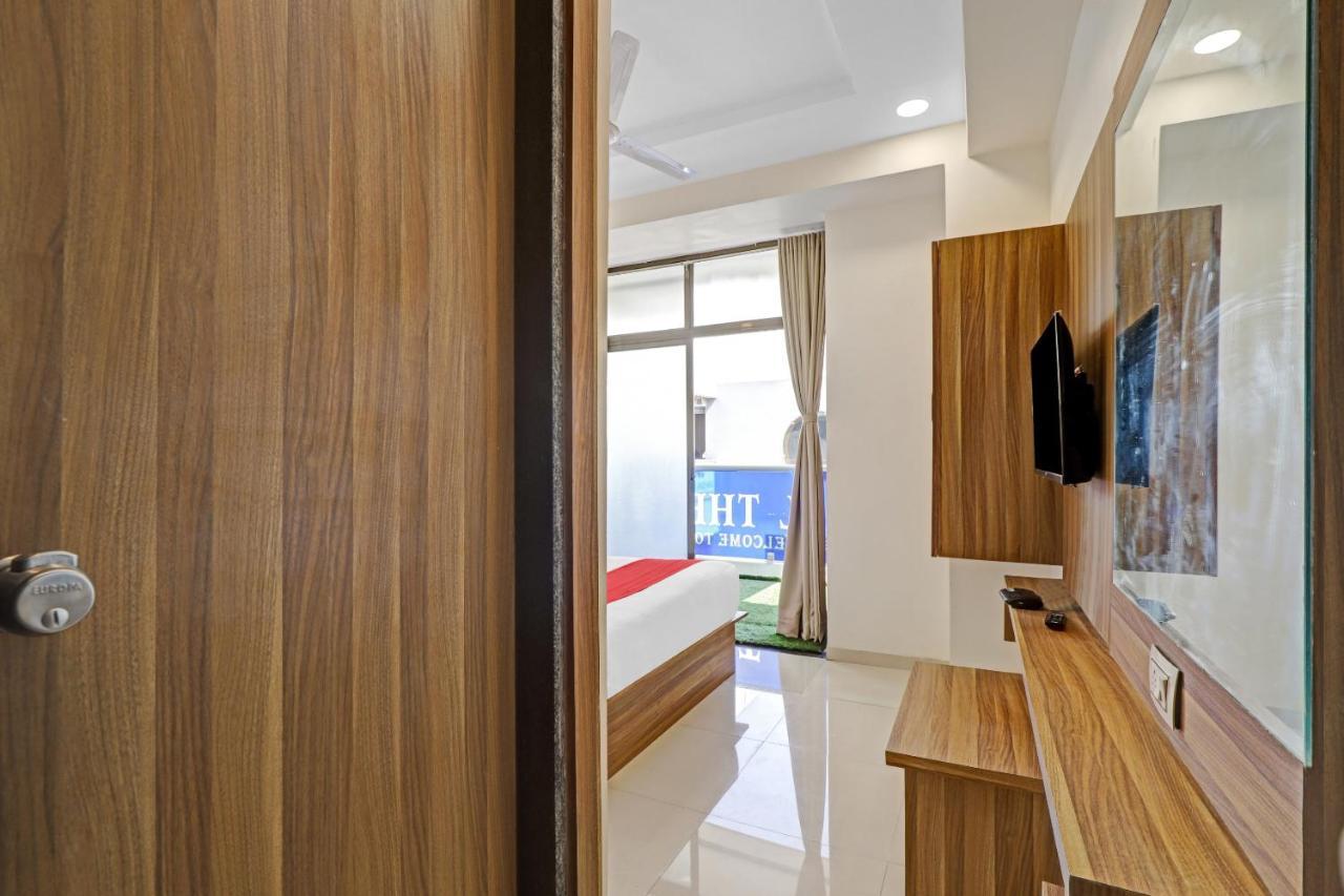 Oyo Flagship 86605 Hotel The Meriton Ahmedabad Esterno foto