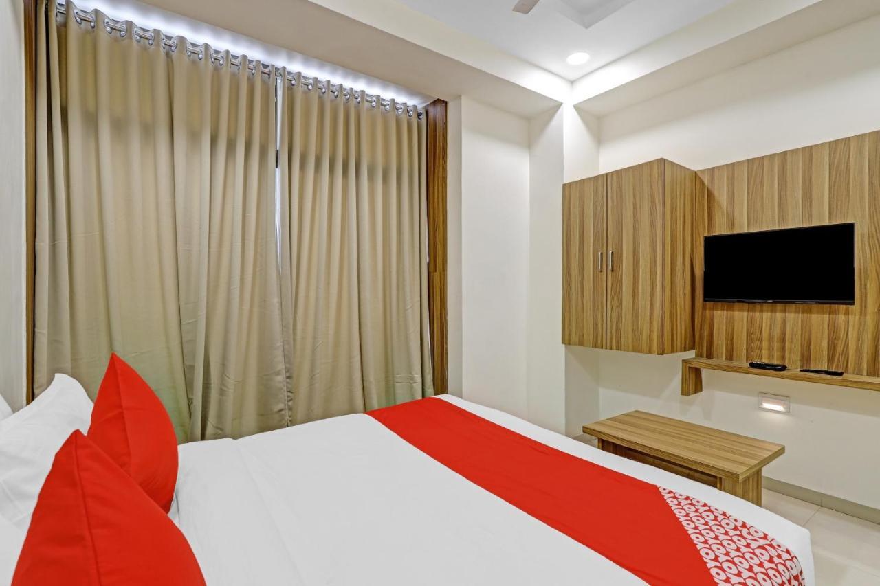 Oyo Flagship 86605 Hotel The Meriton Ahmedabad Esterno foto