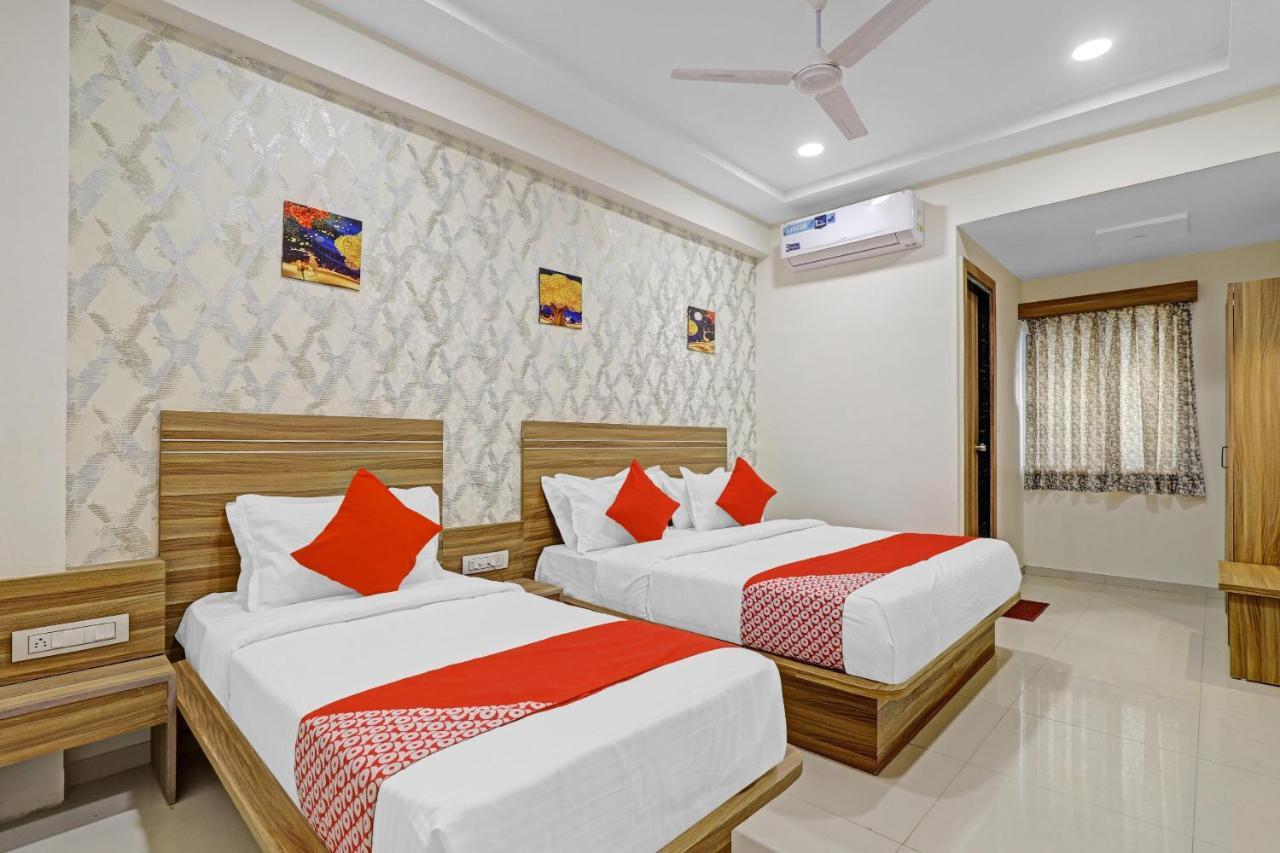Oyo Flagship 86605 Hotel The Meriton Ahmedabad Esterno foto