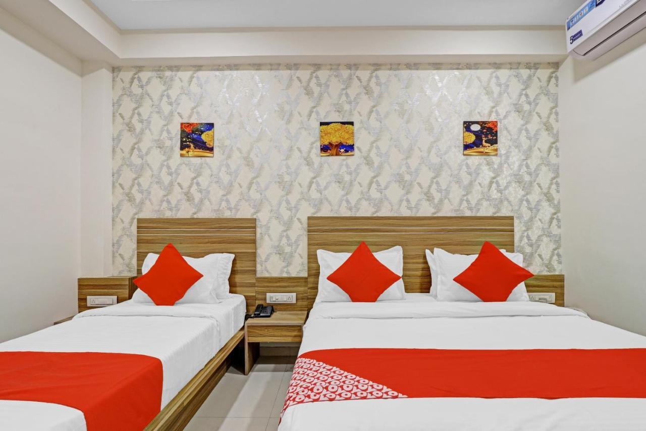 Oyo Flagship 86605 Hotel The Meriton Ahmedabad Esterno foto