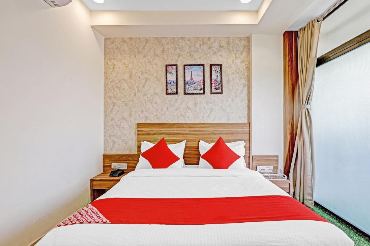 Oyo Flagship 86605 Hotel The Meriton Ahmedabad Esterno foto