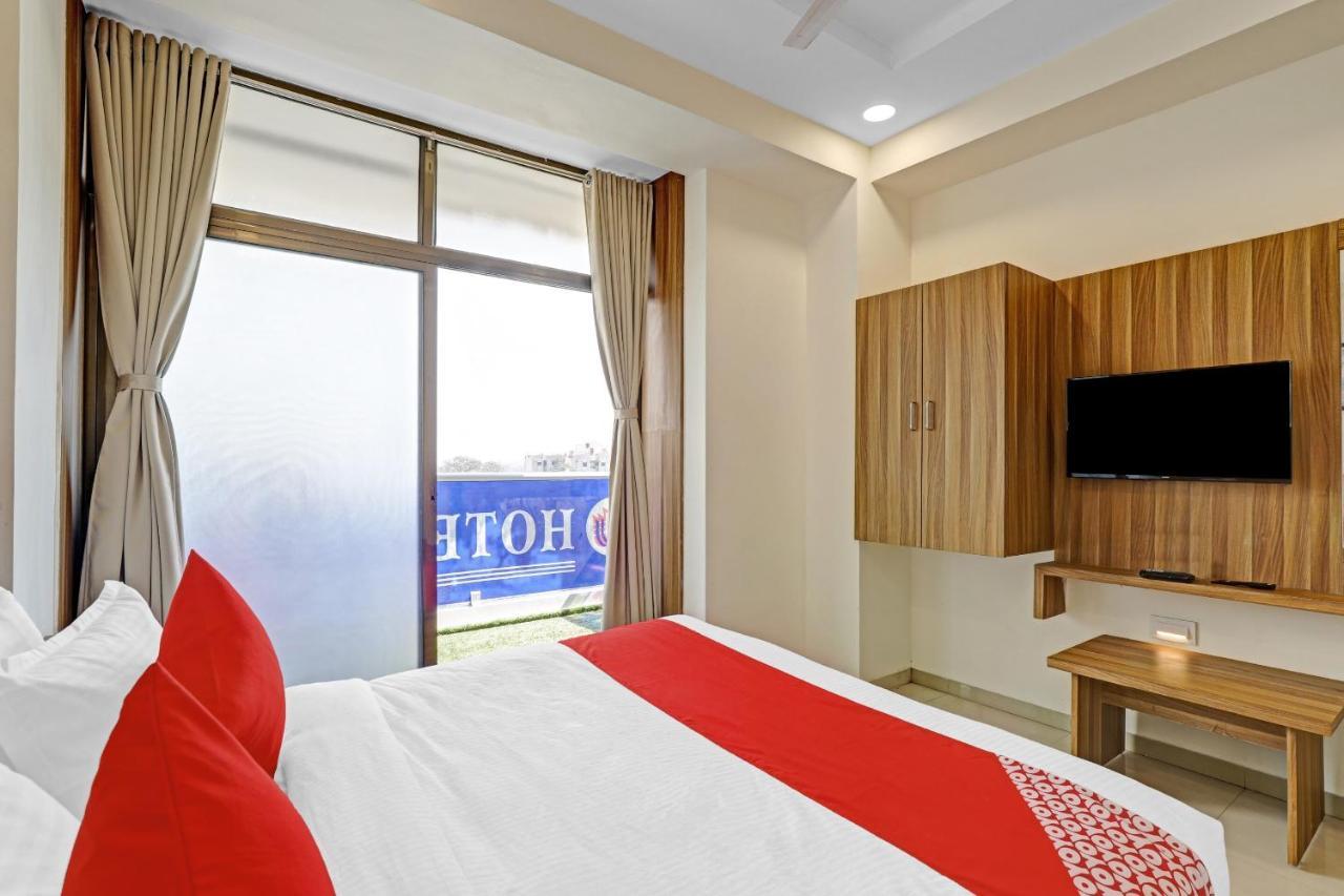 Oyo Flagship 86605 Hotel The Meriton Ahmedabad Esterno foto