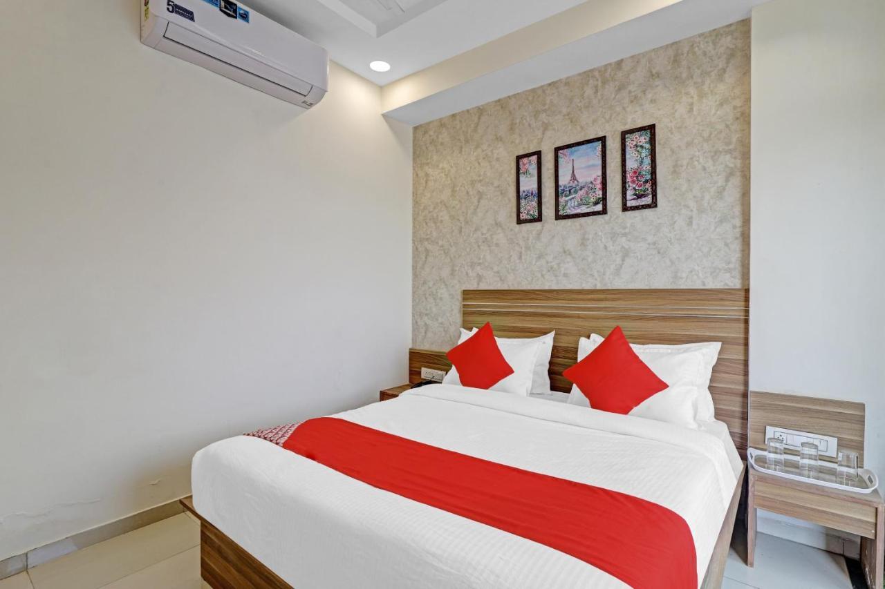 Oyo Flagship 86605 Hotel The Meriton Ahmedabad Esterno foto