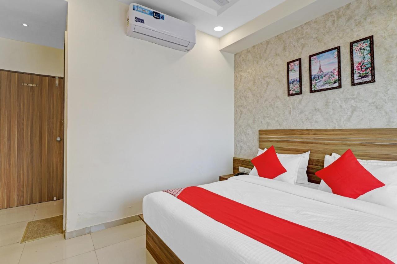 Oyo Flagship 86605 Hotel The Meriton Ahmedabad Esterno foto