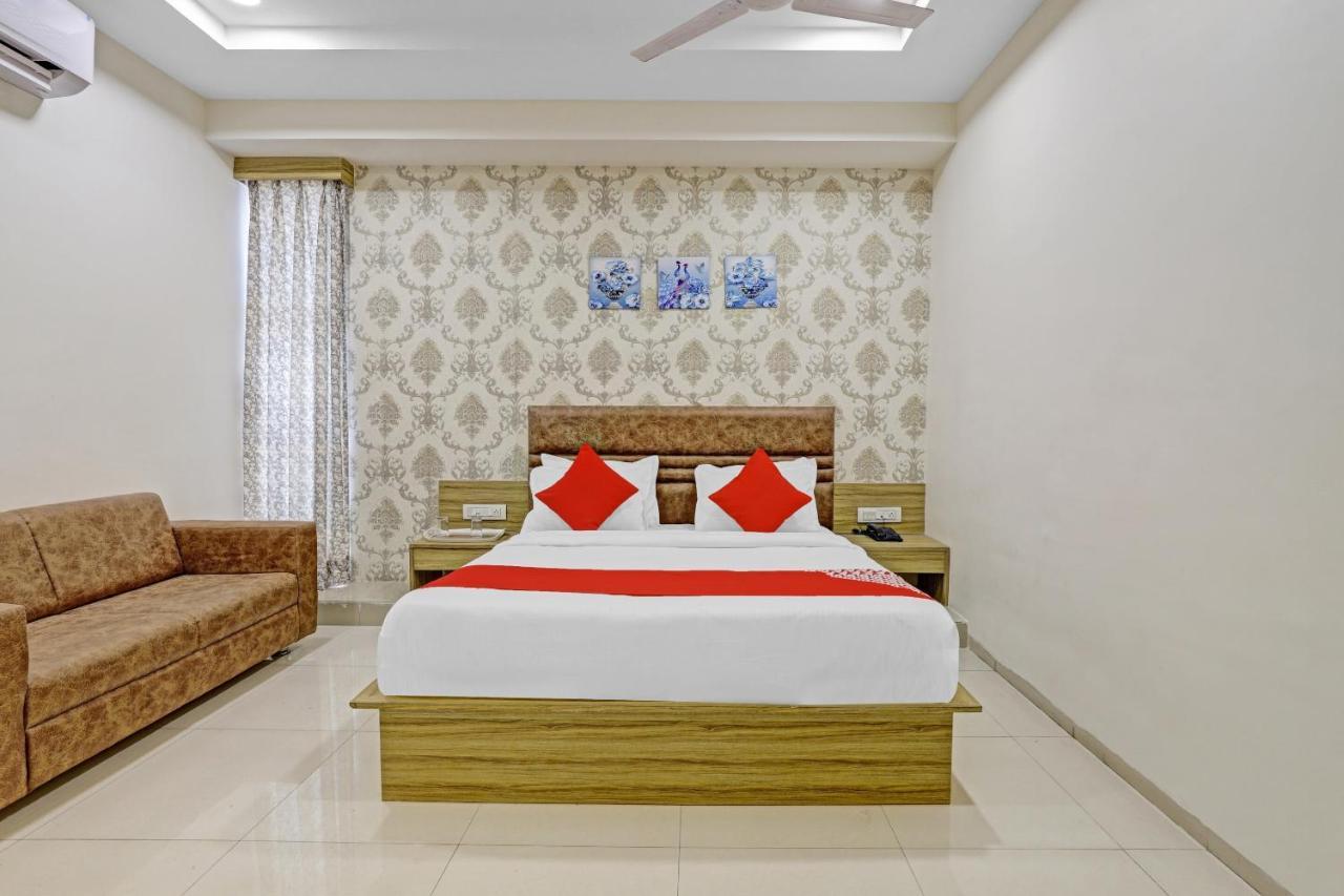 Oyo Flagship 86605 Hotel The Meriton Ahmedabad Esterno foto