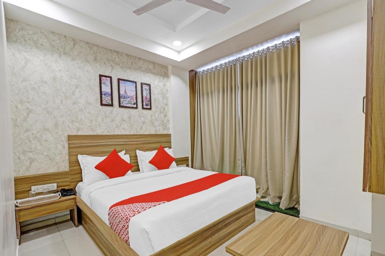 Oyo Flagship 86605 Hotel The Meriton Ahmedabad Esterno foto