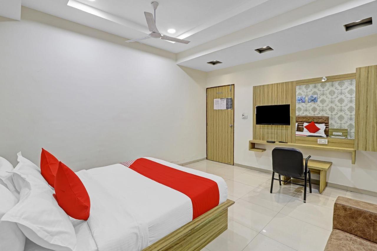 Oyo Flagship 86605 Hotel The Meriton Ahmedabad Esterno foto