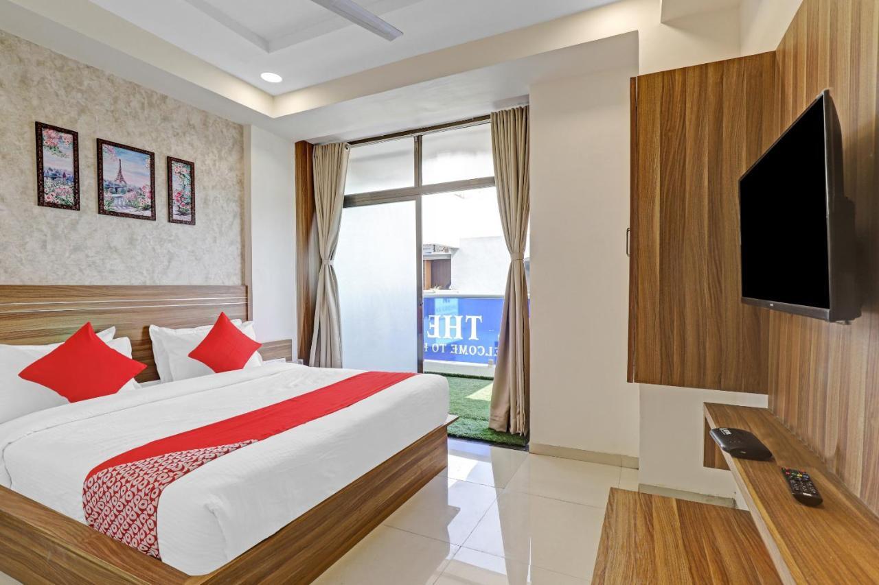 Oyo Flagship 86605 Hotel The Meriton Ahmedabad Esterno foto