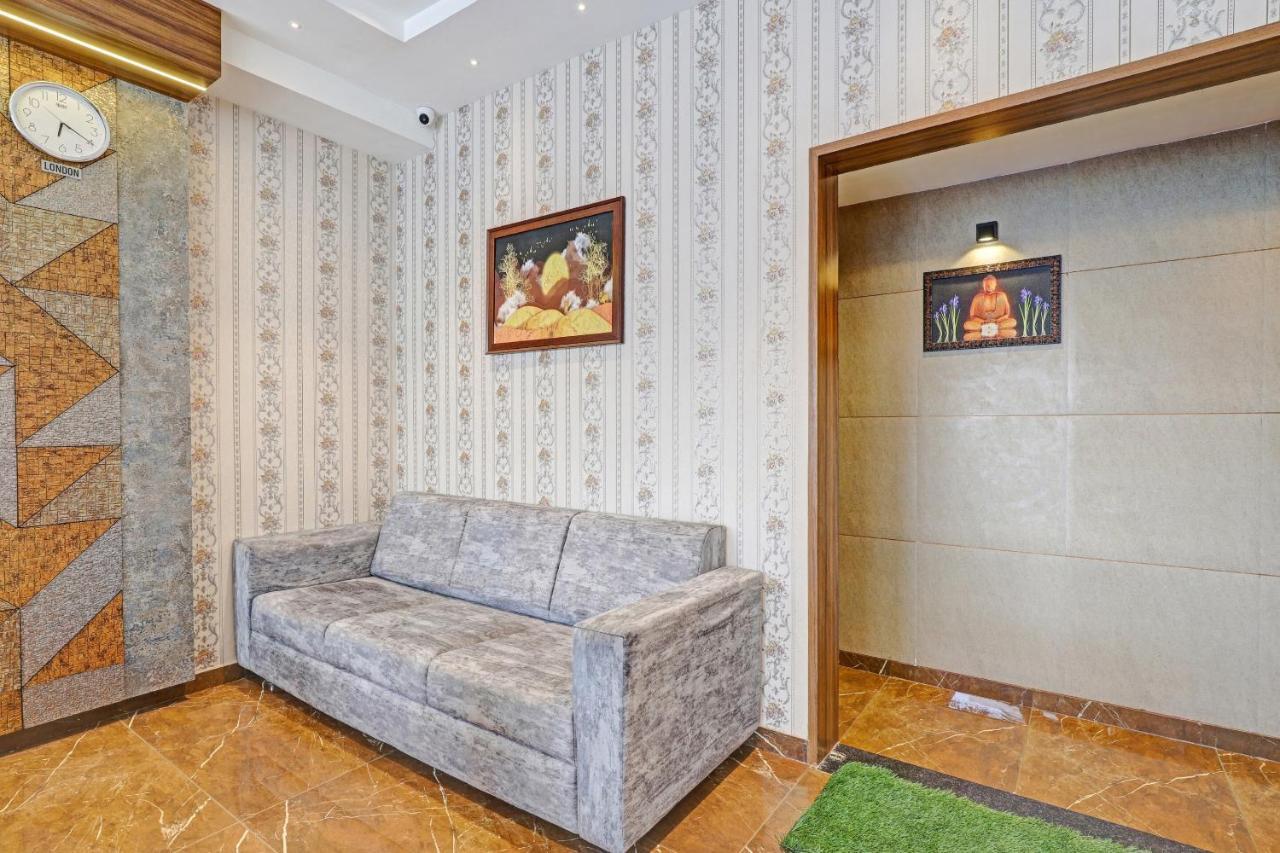 Oyo Flagship 86605 Hotel The Meriton Ahmedabad Esterno foto
