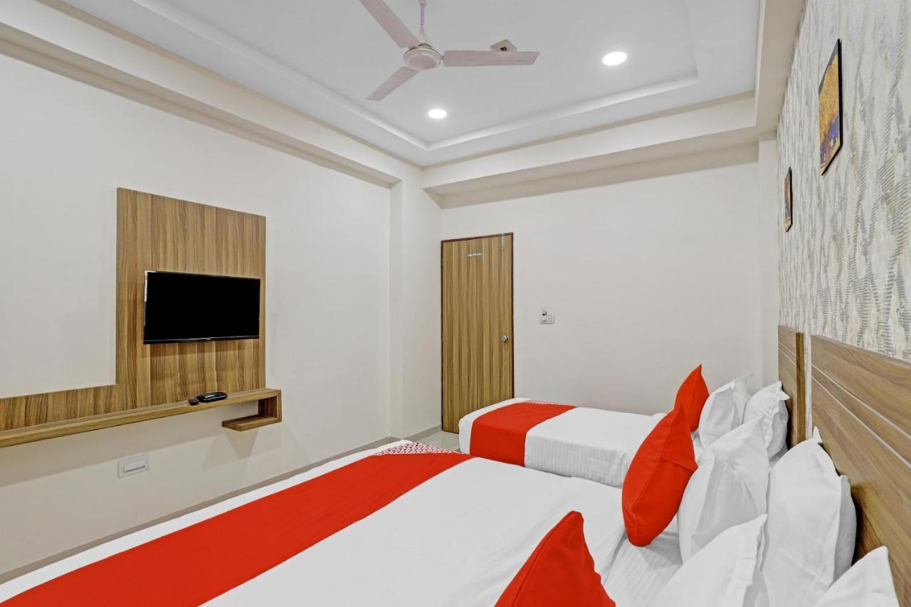 Oyo Flagship 86605 Hotel The Meriton Ahmedabad Esterno foto