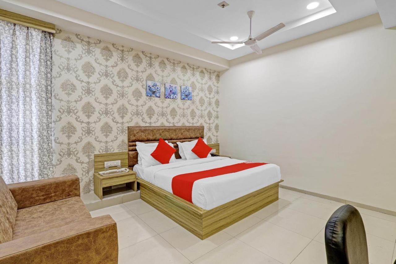 Oyo Flagship 86605 Hotel The Meriton Ahmedabad Esterno foto